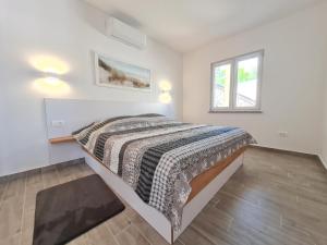 Un dormitorio blanco con una cama grande. en Belle oasis, en Novi Vinodolski