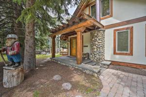 une statue d'un homme assis sur une souche devant une maison dans l'établissement Sun Valley Family House with Fire Pit and Grill!, à Sun Valley