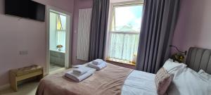 Krevet ili kreveti u jedinici u okviru objekta Torland Seafront Hotel - all rooms en-suite, free parking, wifi