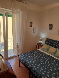 una camera con letto e porta scorrevole in vetro di La Nena Appartamenti a La Spezia
