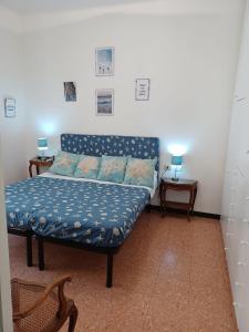 ラ・スペツィアにあるLa Nena Appartamentiのリビングルーム(ソファ、テーブル2台付)