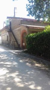 un edificio in mattoni con una scala sul lato di La casa di Lili a Lugnano in Teverina