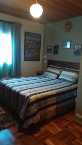 1 cama grande en un dormitorio con ventana en Recantto do Divino B&B, en Campos do Jordão
