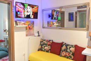 Televízia a/alebo spoločenská miestnosť v ubytovaní Asklipiou New Smart Mondern Central Studio