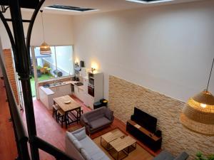 an overhead view of a living room and a kitchen at T5 L'ATELIER in Valence-dʼAgen