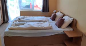 Postel nebo postele na pokoji v ubytování Manuela Ifjúsági Hotel