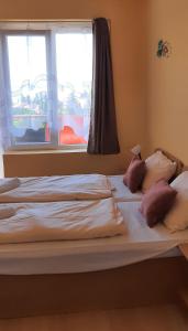 Postel nebo postele na pokoji v ubytování Manuela Ifjúsági Hotel