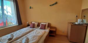 Postel nebo postele na pokoji v ubytování Manuela Ifjúsági Hotel