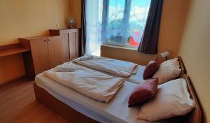 Postel nebo postele na pokoji v ubytování Manuela Ifjúsági Hotel