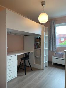 um quarto com uma cama, uma secretária e uma cadeira em Modern and Cozy home with an outstanding view em Asker