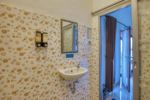 een badkamer met een wastafel en een spiegel bij L Degus Hostel in Nusa Penida +7 foto's