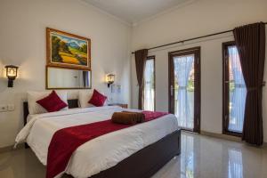 um quarto com 2 camas e uma grande janela em L Degus Hostel em Nusa Penida