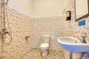 een badkamer met toilet en wastafel bij L Degus Hostel in Nusa Penida