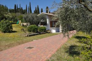 a brick walkway in front of a house at LA CASA TRA GLI OLIVI in Sona