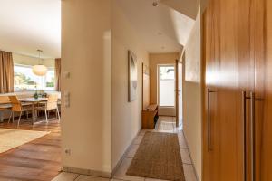 Haus LandArt في سخلادميخ: ممر مع غرفة طعام وطاولة طعام