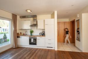 Haus LandArt في سخلادميخ: مطبخ بدولاب ابيض وبنت بعيد +18 صورة