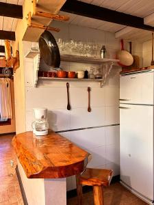 マル・デル・プラタにあるCabaña Alpina del bosque!のキッチン(木製テーブル、鍋付)