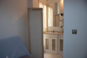 La salle de bains est pourvue d'un lavabo et d'un miroir. dans l'établissement Apartamento céntrico y acogedor, à Águilas