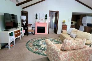 sala de estar con sofá y chimenea en Large 1 BR Cottage, KING BED on the Lake, en Paw Paw