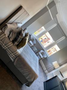 vista sul soffitto di un soggiorno con letto e sedie di Ellwyn House a Edimburgo
