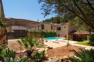 - Vistas al exterior de una casa con piscina en Fabulous Rural House with views to the mountains with swimming pool, en Caimari