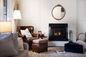 uma sala de estar com um sofá e uma lareira em Maple Tree House em Musk Vale