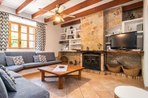 Μια τηλεόραση ή/και κέντρο ψυχαγωγίας στο Fabulous Rural House with views to the mountains with swimming pool
