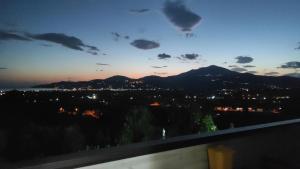 balcone con vista sulla città al tramonto di Zefiro Casa Vacanze ad Ascea