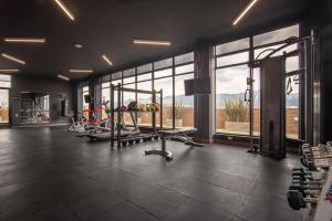een fitnessruimte met diverse loopbanden en een groot raam bij Lindo Apartamento Edificio Morph Chicó norte in Bogota