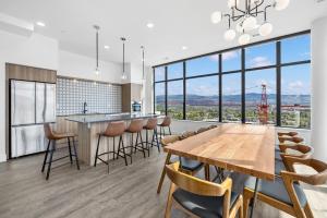 Gallery image of Brand New Luxury Downtown Near the Beach #15 in Kelowna