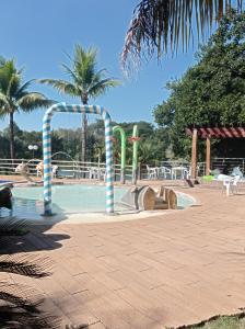a pool with a water park with a water slide at Flat Pontal do Lago in Caldas Novas