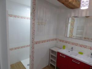 ein Badezimmer mit einem roten Schrank und einem Waschbecken in der Unterkunft Gîte Le Bernard, 6 pièces, 10 personnes - FR-1-426-164 in Le Bernard