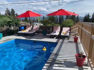 Bazén v ubytování Salish B&B and Spa nebo v jeho okolí