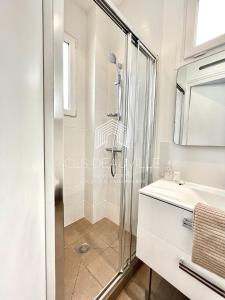 ein Badezimmer mit Dusche und Waschbecken in der Unterkunft Appartement Coeur de Deauville in Deauville + 11 Fotos