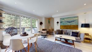 Χώρος καθιστικού στο Luxury Home in a Prime Location by Harmony Whistler
