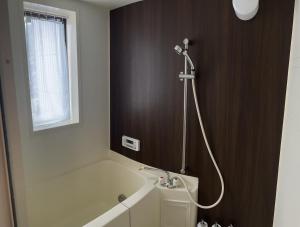 長崎市にあるgate nagasaki stay&greenのバスルーム(バスタブ、シャワー付) +22枚の写真