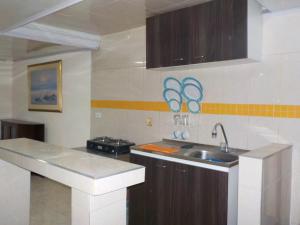 Una cocina o zona de cocina en Acoger, cómodo y sencillo apartamento