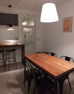 a dining room with a wooden table and chairs at PUNTO COLON in Mendoza