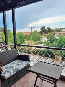 イエリソスにあるΑλσύλλιο - Alsillio studio apartmentsの眺めの良いバルコニー(ベンチ、テーブル付)