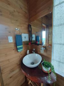 Refugio Naturaleza en Armonia في سان فرانسيسكو: حمام مع حوض ومرآة