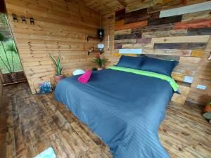 Lova arba lovos apgyvendinimo įstaigoje Refugio Naturaleza en Armonia