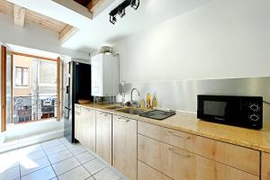 Kuchyňa alebo kuchynka v ubytovaní Superb T4 With Terrace Annecy Hyper Centre
