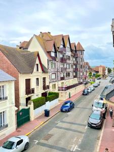 eine Stadtstraße mit auf der Straße geparkt in der Unterkunft Appartement Coeur de Deauville in Deauville