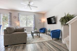 ein Wohnzimmer mit einem Sofa und einem TV in der Unterkunft Compass Bay Getaway in Kissimmee