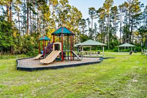 - un parc avec 2 toboggans et une aire de jeux dans l'établissement Perdido Pines Townhomes 13436, à Perdido Key