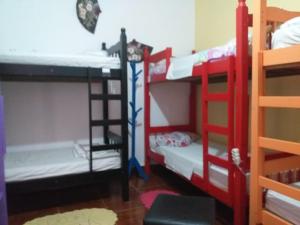 Łóżko lub łóżka piętrowe w pokoju w obiekcie Orion Hostel Congonhas