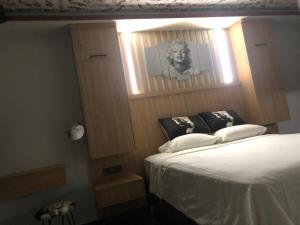 Ein Bett oder Betten in einem Zimmer der Unterkunft Sofya Suites
