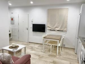 a living room with a table and a tv at San Francisco 15 in Cádiz