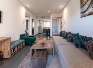 ein Wohnzimmer mit einem Sofa und einem Tisch in der Unterkunft Wazo Appart-Hôtel in Marrakesch