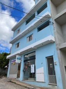 a blue and white building with a window at Apartamento Elite em Cunha in Cunha